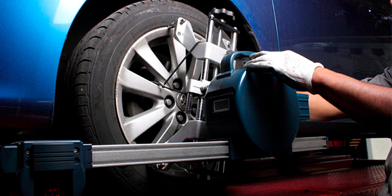 ¿Qué es el alineamiento y balanceo de un auto?