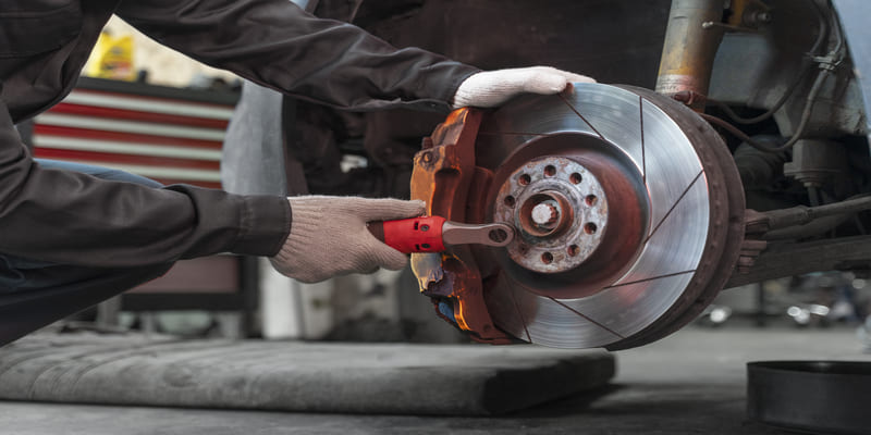 ¿Por qué el embrague se pone duro en mi auto? Causas y soluciones